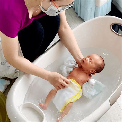 pha nước tắm cho trẻ sơ sinh